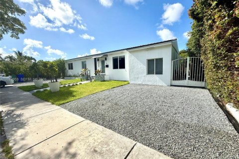 House in Miami, Florida 5 bedrooms, 184.13 sq.m. № 2087783 - photo 2