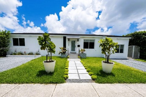 House in Miami, Florida 5 bedrooms, 184.13 sq.m. № 2087783