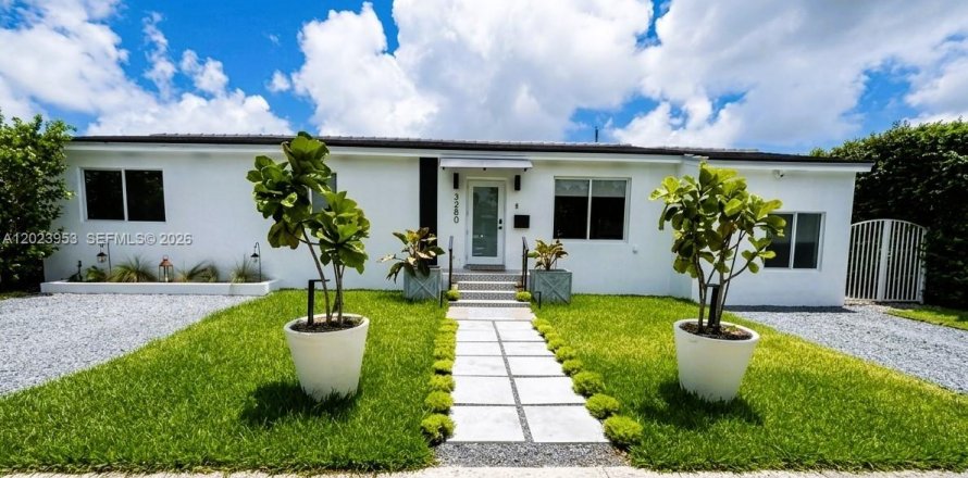 House in Miami, Florida 5 bedrooms, 184.13 sq.m. № 2087783