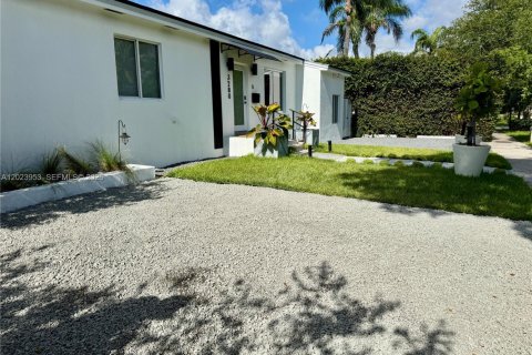 House in Miami, Florida 5 bedrooms, 184.13 sq.m. № 2087783 - photo 3