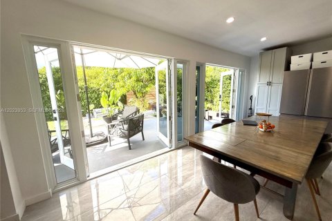 House in Miami, Florida 5 bedrooms, 184.13 sq.m. № 2087783 - photo 9