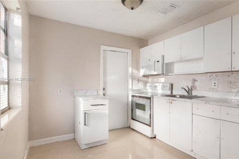 Commercial property in Dania Beach, Florida 144.93 sq.m. № 1963330 - photo 14