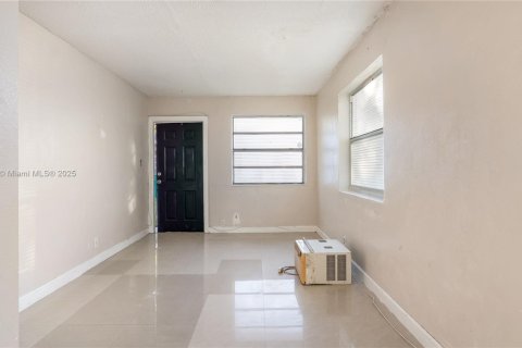 Commercial property in Dania Beach, Florida 144.93 sq.m. № 1963330 - photo 13