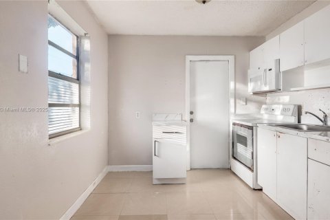 Commercial property in Dania Beach, Florida 144.93 sq.m. № 1963330 - photo 15