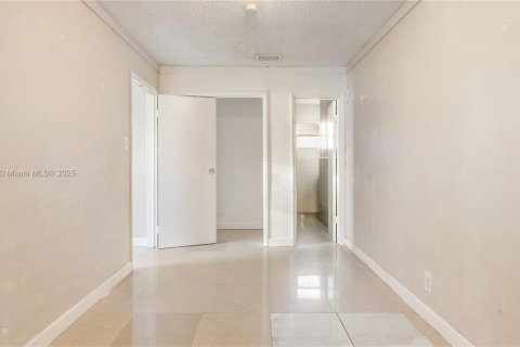 Commercial property in Dania Beach, Florida 144.93 sq.m. № 1963330 - photo 18