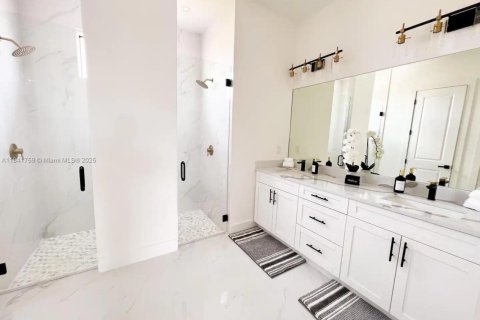 House in Cape Coral, Florida 4 bedrooms № 1844146 - photo 9