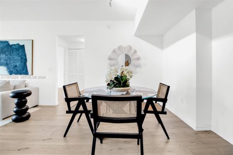 Condo in Miami, Florida, 2 bedrooms  № 2031063 - photo 11