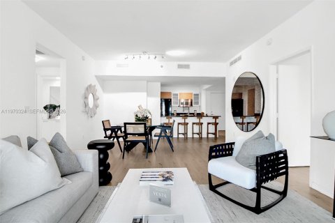 Condo in Miami, Florida, 2 bedrooms  № 2031063 - photo 12