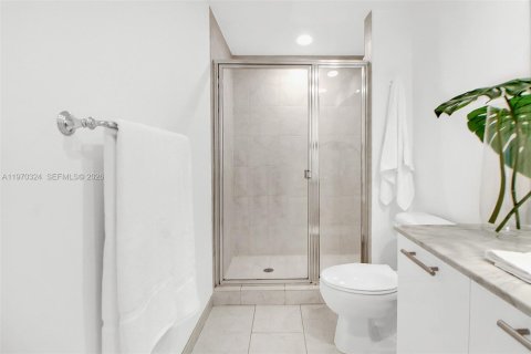 Condo in Miami, Florida, 2 bedrooms  № 2031063 - photo 16