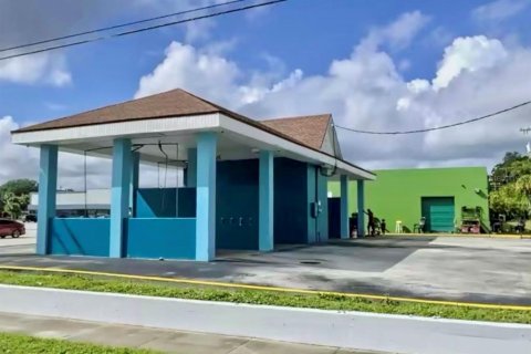 Propiedad comercial en venta en Titusville, Florida № 2388642 - foto 5