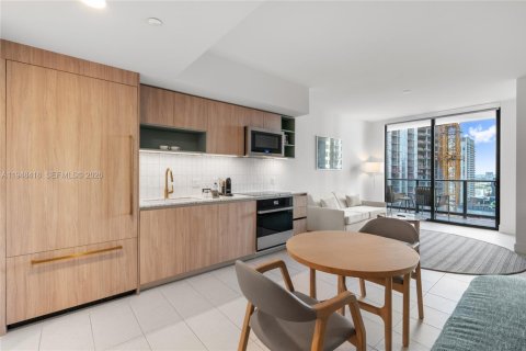 Condo in Miami, Florida, 1 bedroom № 2005692 - photo 6