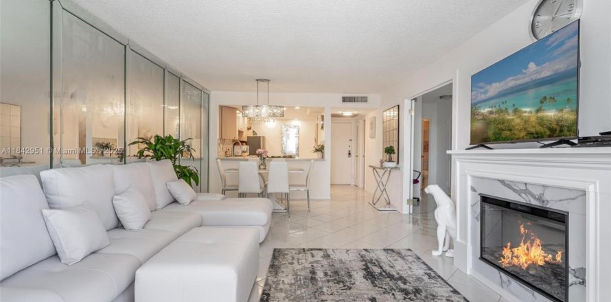 Condo in Hallandale Beach, Florida, 1 bedroom № 1836085