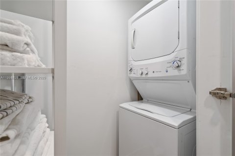 Condo in Miami, Florida, 1 bedroom  № 2041394 - photo 16