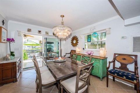 House in Saint Petersburg, Florida 3 bedrooms, 226.59 sq.m. № 1547067 - photo 14
