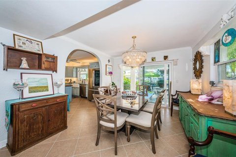 House in Saint Petersburg, Florida 3 bedrooms, 226.59 sq.m. № 1547067 - photo 13