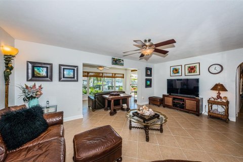 House in Saint Petersburg, Florida 3 bedrooms, 226.59 sq.m. № 1547067 - photo 23