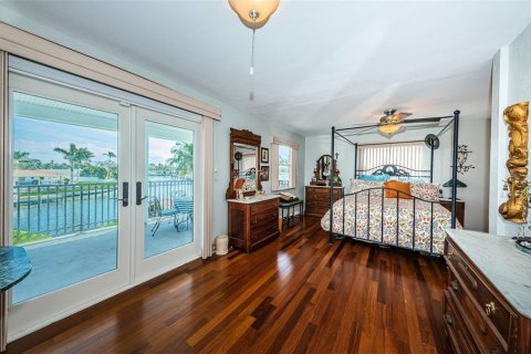 House in Saint Petersburg, Florida 3 bedrooms, 226.59 sq.m. № 1547067 - photo 28