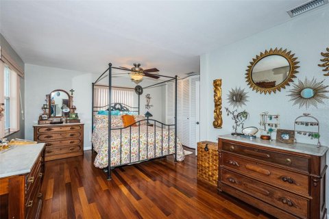 House in Saint Petersburg, Florida 3 bedrooms, 226.59 sq.m. № 1547067 - photo 27