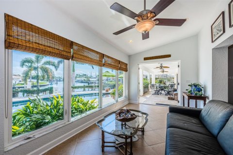 House in Saint Petersburg, Florida 3 bedrooms, 226.59 sq.m. № 1547067 - photo 24
