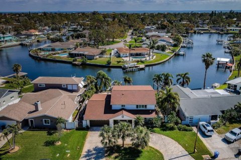 House in Saint Petersburg, Florida 3 bedrooms, 226.59 sq.m. № 1547067 - photo 2