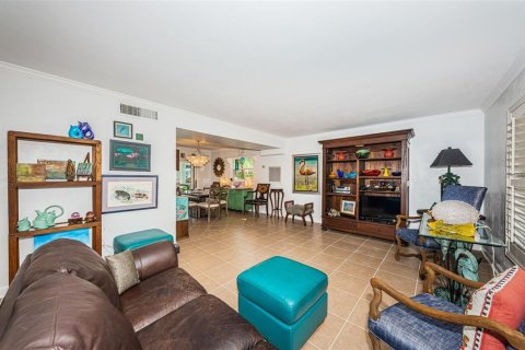 House in Saint Petersburg, Florida 3 bedrooms, 226.59 sq.m. № 1547067 - photo 11