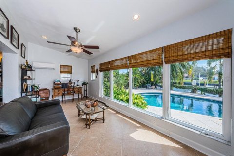 House in Saint Petersburg, Florida 3 bedrooms, 226.59 sq.m. № 1547067 - photo 25