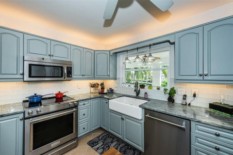 House in Saint Petersburg, Florida 3 bedrooms, 226.59 sq.m. № 1547067 - photo 21