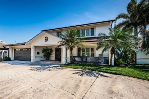 House in Saint Petersburg, Florida 3 bedrooms, 226.59 sq.m. № 1547067 - photo 1