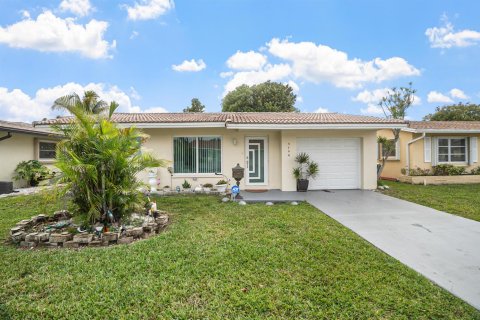House in Tamarac, Florida 2 bedrooms, 100.52 sq.m. № 2270459