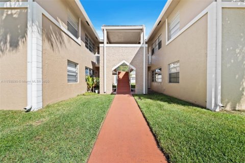 Condo in Coral Springs, Florida, 2 bedrooms  № 1711407 - photo 1