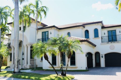 House in Fort Lauderdale, Florida 6 bedrooms, 662.39 sq.m. № 2082767