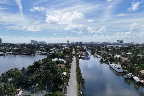 House in Fort Lauderdale, Florida 6 bedrooms, 662.39 sq.m. № 2082767 - photo 17