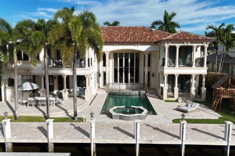House in Fort Lauderdale, Florida 6 bedrooms, 662.39 sq.m. № 2082767 - photo 16