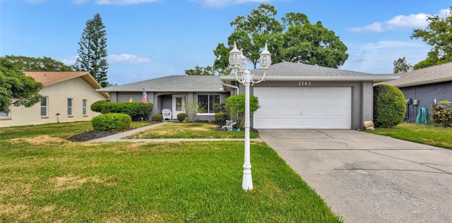 House in Palm Harbor, Florida 2 bedrooms, 152.55 sq.m. № 2149316