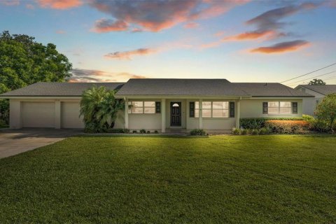House in Haines City, Florida 3 bedrooms, 186.92 sq.m. № 1819132 - photo 2
