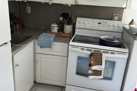 Apartamento en alquiler en Miami, Florida, 2 dormitorios, 65.77 m2 № 2057671 - foto 4