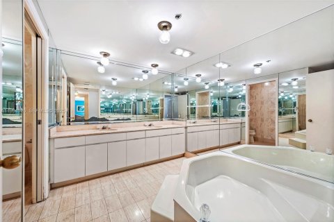 Copropriété à vendre à Bal Harbour, Floride: 2 chambres, 187.48 m2 № 1994557 - photo 28