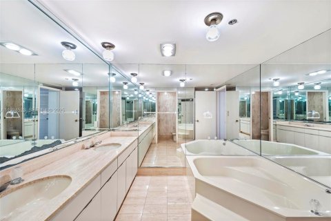 Copropriété à vendre à Bal Harbour, Floride: 2 chambres, 187.48 m2 № 1994557 - photo 27