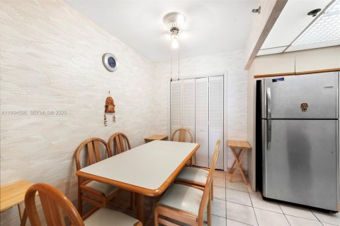 Copropriété à vendre à Bal Harbour, Floride: 2 chambres, 187.48 m2 № 1994557 - photo 18