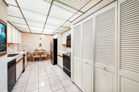 Copropriété à vendre à Bal Harbour, Floride: 2 chambres, 187.48 m2 № 1994557 - photo 16