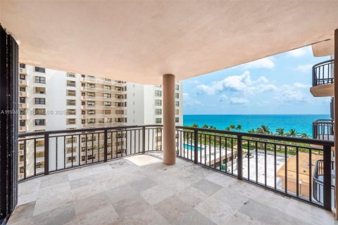 Copropriété à vendre à Bal Harbour, Floride: 2 chambres, 187.48 m2 № 1994557 - photo 1