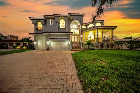 House in Clearwater, Florida 5 bedrooms, 538.65 sq.m. № 1905019 - photo 2