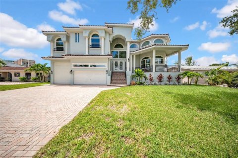 House in Clearwater, Florida 5 bedrooms, 538.65 sq.m. № 1905019 - photo 1