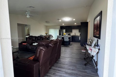 House in LaBelle, Florida 3 bedrooms, 140.84 sq.m. № 2068214 - photo 5