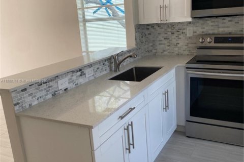 Снять в аренду виллу или дом в Майами, Флорида 2 спальни, 78.97м2, № 1942507 - фото 3