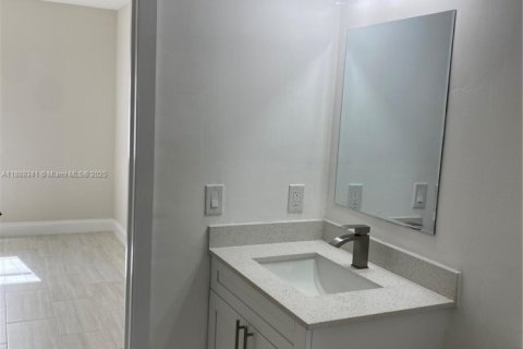 Снять в аренду виллу или дом в Майами, Флорида 2 спальни, 78.97м2, № 1942507 - фото 9