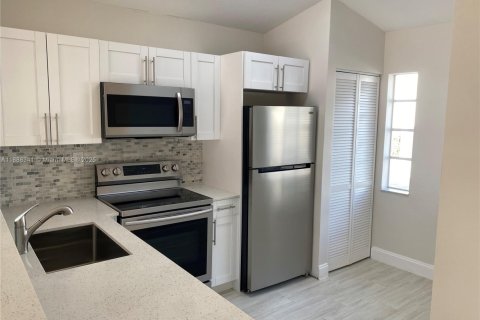 Снять в аренду виллу или дом в Майами, Флорида 2 спальни, 78.97м2, № 1942507 - фото 2