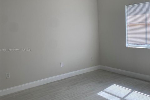 Снять в аренду виллу или дом в Майами, Флорида 2 спальни, 78.97м2, № 1942507 - фото 8