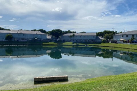 Снять в аренду виллу или дом в Майами, Флорида 2 спальни, 78.97м2, № 1942507 - фото 14