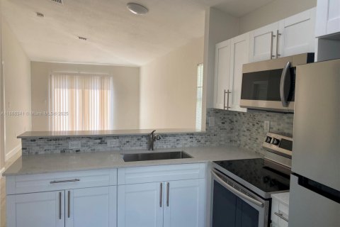 Снять в аренду виллу или дом в Майами, Флорида 2 спальни, 78.97м2, № 1942507 - фото 4